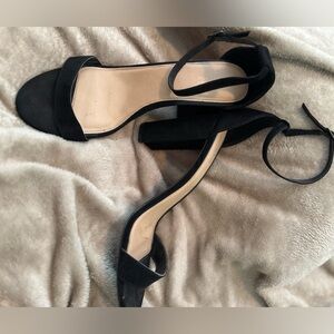 Like new! Worn once black heel! Comfortable!